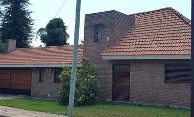 C.Paz-Gutemberg 700-Linda casa-200m Lago-5 amb-3 bño-pil/jdin- Sup.cub.230m2-Sup.terr. 560m2