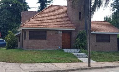 C.Paz-Gutemberg 700-Linda casa-200m Lago-5 amb-3 bño-pil/jdin- Sup.cub.230m2-Sup.terr. 560m2