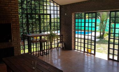 C.Paz-Gutemberg 700-Linda casa-200m Lago-5 amb-3 bño-pil/jdin- Sup.cub.230m2-Sup.terr. 560m2