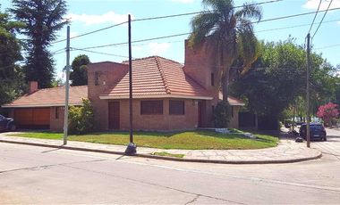 C.Paz-Gutemberg 700-Linda casa-200m Lago-5 amb-3 bño-pil/jdin- Sup.cub.230m2-Sup.terr. 560m2