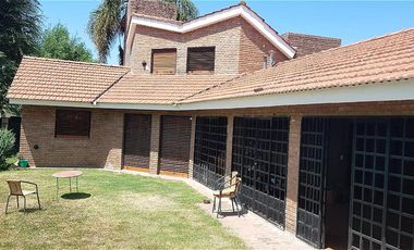 C.Paz-Gutemberg 700-Linda casa-200m Lago-5 amb-3 bño-pil/jdin- Sup.cub.230m2-Sup.terr. 560m2