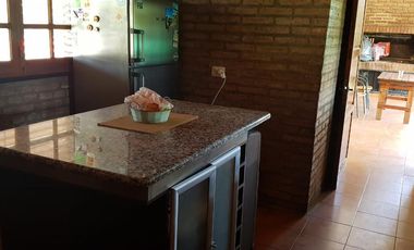 C.Paz-Gutemberg 700-Linda casa-200m Lago-5 amb-3 bño-pil/jdin- Sup.cub.230m2-Sup.terr. 560m2