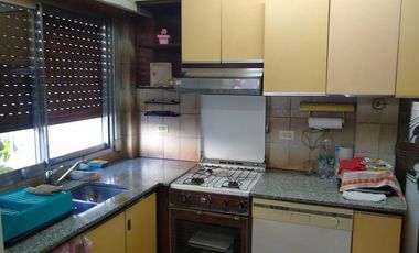 PH interno tipo casa de 4 dormitorios con cochera para varios autos y patio.-