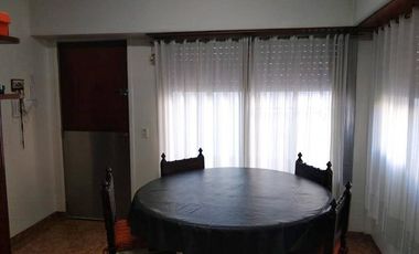 PH interno tipo casa de 4 dormitorios con cochera para varios autos y patio.-