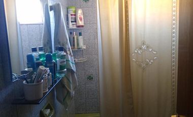 PH interno tipo casa de 4 dormitorios con cochera para varios autos y patio.-
