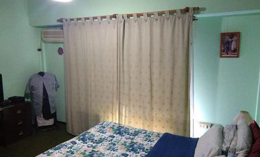 PH interno tipo casa de 4 dormitorios con cochera para varios autos y patio.-