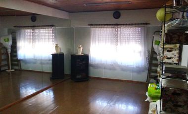 PH interno tipo casa de 4 dormitorios con cochera para varios autos y patio.-