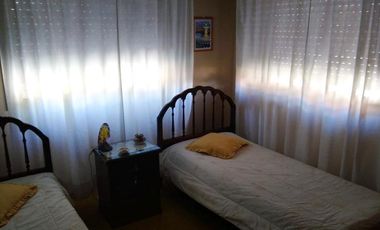 PH interno tipo casa de 4 dormitorios con cochera para varios autos y patio.-