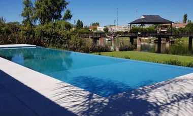 Casa en alquiler anual en Santa Barbara, con 4 dormitorios a la laguna
