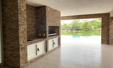 Casa en alquiler anual en Santa Barbara, con 4 dormitorios a la laguna