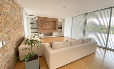 Casa en alquiler anual en Santa Barbara, con 4 dormitorios a la laguna