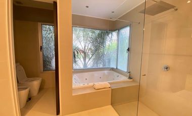 Casa en alquiler anual en Santa Barbara, con 4 dormitorios a la laguna