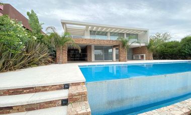 Casa en alquiler anual en Santa Barbara, con 4 dormitorios a la laguna