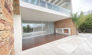 Casa en alquiler anual en Santa Barbara, con 4 dormitorios a la laguna