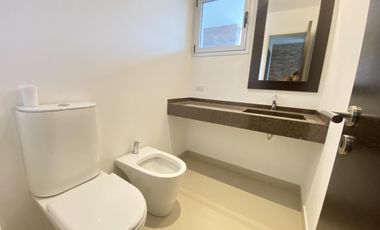 Casa en alquiler anual en Santa Barbara, con 4 dormitorios a la laguna