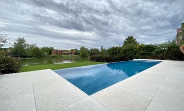 Casa en alquiler anual en Santa Barbara, con 4 dormitorios a la laguna