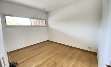 Casa en alquiler anual en Santa Barbara, con 4 dormitorios a la laguna