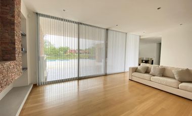 Casa en alquiler anual en Santa Barbara, con 4 dormitorios a la laguna