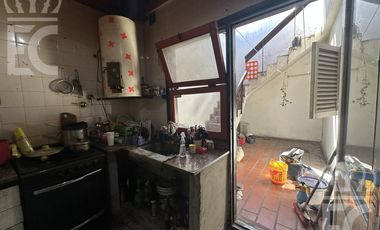 VENTA en bloc 1 local comercial   1 galpón en PB  y 2 deptos. de 3 ambientes en el 1er. piso