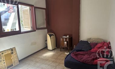 VENTA en bloc 1 local comercial   1 galpón en PB  y 2 deptos. de 3 ambientes en el 1er. piso