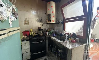 VENTA en bloc 1 local comercial   1 galpón en PB  y 2 deptos. de 3 ambientes en el 1er. piso