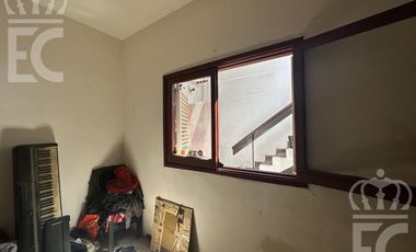 VENTA en bloc 1 local comercial   1 galpón en PB  y 2 deptos. de 3 ambientes en el 1er. piso