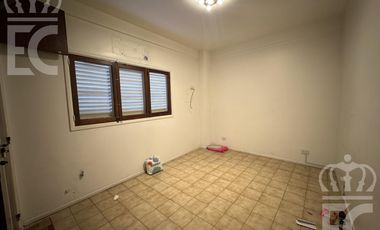 VENTA en bloc 1 local comercial   1 galpón en PB  y 2 deptos. de 3 ambientes en el 1er. piso