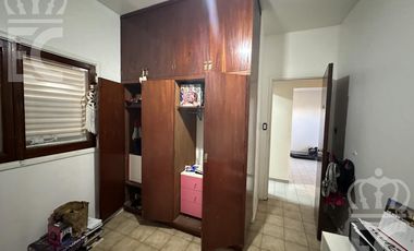 VENTA en bloc 1 local comercial   1 galpón en PB  y 2 deptos. de 3 ambientes en el 1er. piso