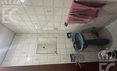 VENTA en bloc 1 local comercial   1 galpón en PB  y 2 deptos. de 3 ambientes en el 1er. piso
