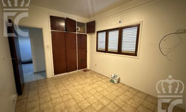 VENTA en bloc 1 local comercial   1 galpón en PB  y 2 deptos. de 3 ambientes en el 1er. piso