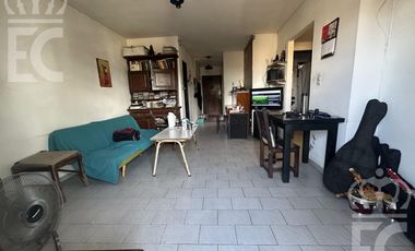 VENTA en bloc 1 local comercial   1 galpón en PB  y 2 deptos. de 3 ambientes en el 1er. piso