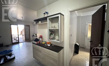 VENTA en bloc 1 local comercial   1 galpón en PB  y 2 deptos. de 3 ambientes en el 1er. piso