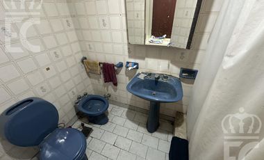 VENTA en bloc 1 local comercial   1 galpón en PB  y 2 deptos. de 3 ambientes en el 1er. piso