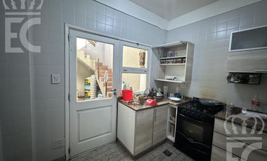 VENTA en bloc 1 local comercial   1 galpón en PB  y 2 deptos. de 3 ambientes en el 1er. piso