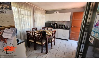 SE VENDE AMPLIA  CASA CENTRAL CALLE RODRIGUEZ