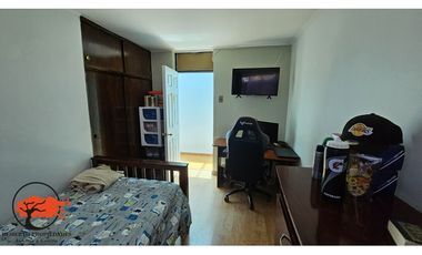 SE VENDE AMPLIA  CASA CENTRAL CALLE RODRIGUEZ