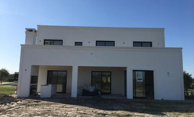 Casa a estrenar en venta en Área 8, San Sebastián