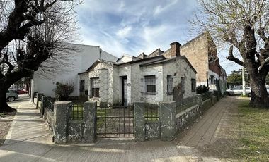Casa ideal uso comercial sobre Avenida Calchaqui