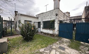 Casa ideal uso comercial sobre Avenida Calchaqui