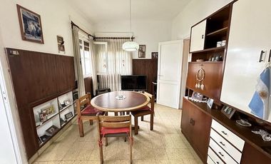 Casa ideal uso comercial sobre Avenida Calchaqui