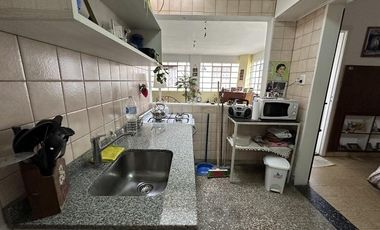 Casa ideal uso comercial sobre Avenida Calchaqui