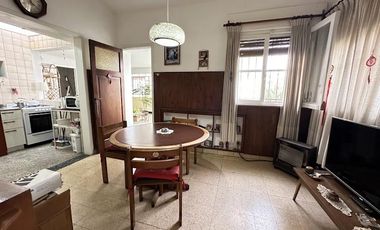 Casa ideal uso comercial sobre Avenida Calchaqui
