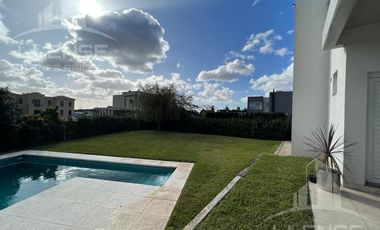 Casa 5 ambientes totalmente amoblada en venta - Hudson Park
