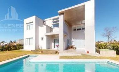 Casa 5 ambientes totalmente amoblada en venta - Hudson Park