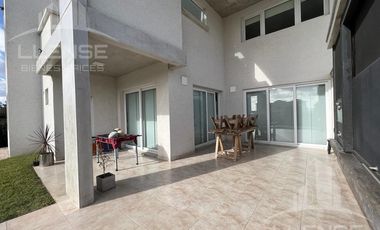 Casa 5 ambientes totalmente amoblada en venta - Hudson Park