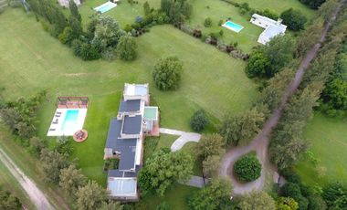 CASA EN VENTA -  El Solar de Capilla, Exaltación de la Cruz  -   5 Ambientes, Pileta, Espectacular