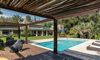 CASA EN VENTA -  El Solar de Capilla, Exaltación de la Cruz  -   5 Ambientes, Pileta, Espectacular