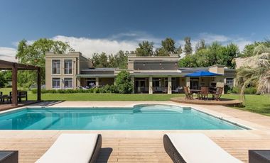 CASA EN VENTA -  El Solar de Capilla, Exaltación de la Cruz  -   5 Ambientes, Pileta, Espectacular