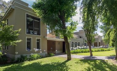 CASA EN VENTA -  El Solar de Capilla, Exaltación de la Cruz  -   5 Ambientes, Pileta, Espectacular