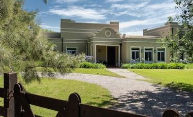 CASA EN VENTA -  El Solar de Capilla, Exaltación de la Cruz  -   5 Ambientes, Pileta, Espectacular